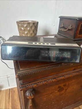 Vintage AM/FM Clock Radio - Black